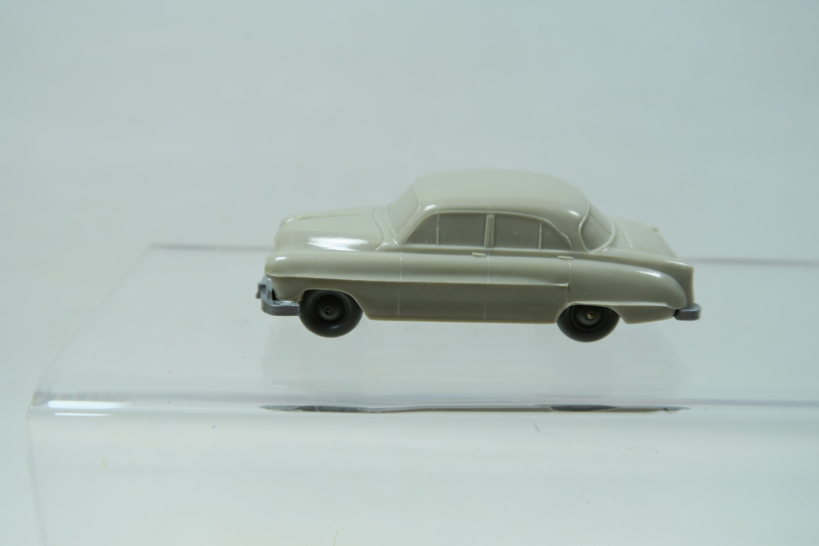 Wiking  CS 121 / 1A Opel Kapitän Haifischmaul unverglast braunelfenbein 1:87 149773