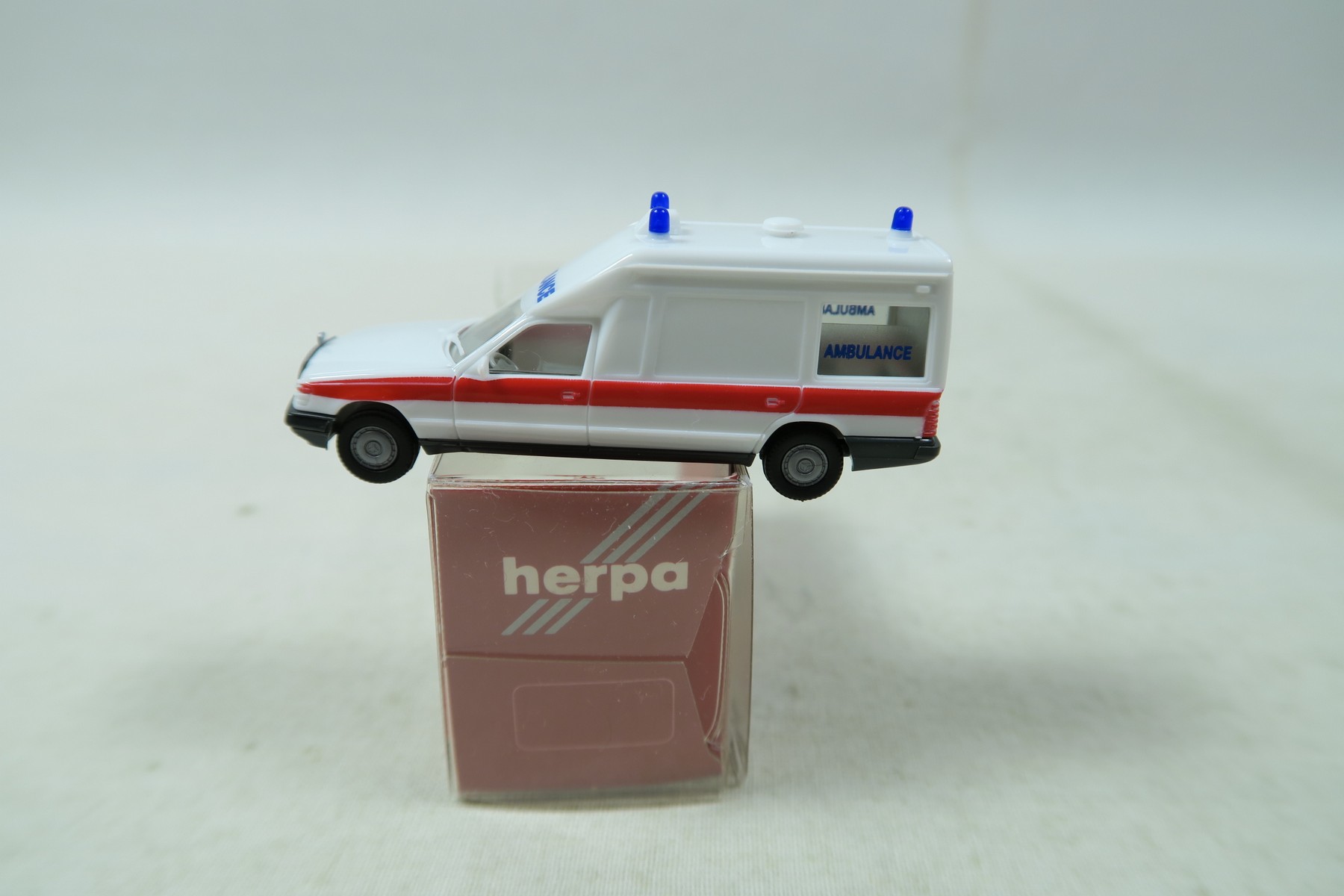 Herpa  Mercedes Benz 300 Ambulance weiß in OVP H0 1:87 149181