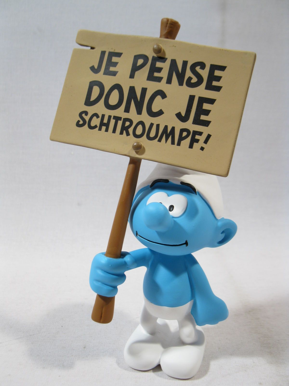 Kunstharz Schlumpf mit Schild  je pense  Plastoy  resin smurf puffi  p150