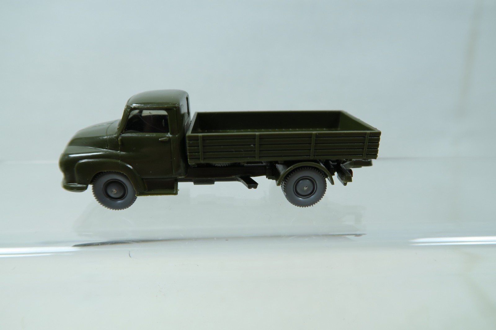 Wiking  CS 605 / 1B Ford 2500 Pritsche olivgrün lose 1:87 149680