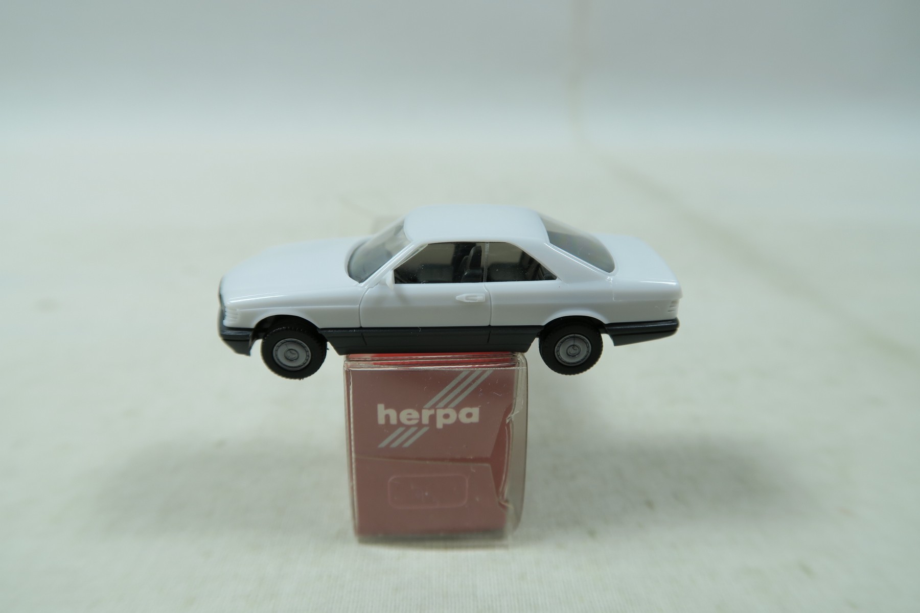 Herpa  Mercedes Benz 560 SEC weiß in OVP H0 1:87 149165