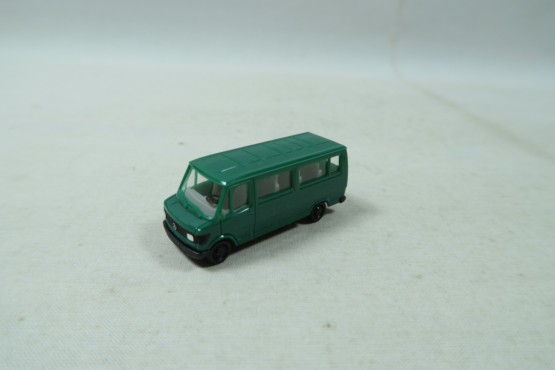 Herpa  Mercedes Benz 207 D grün ohne OVP H0 1:87 149215