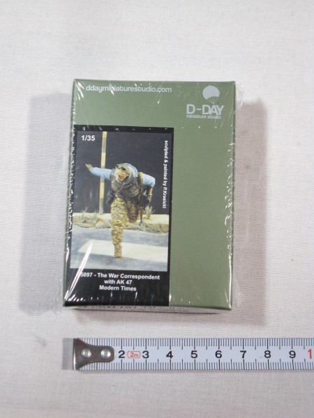 D-Day Miniature 35097 War Correspondent with AK47 1/35 in OVP z453